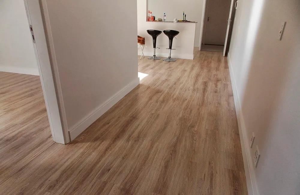 corredor com piso laminado