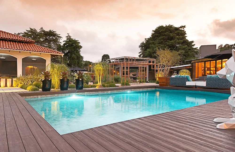 deck de madeira plástica em volta da piscina de concreto