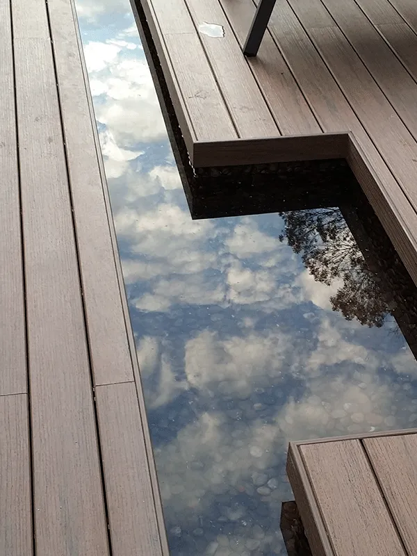 madeira plástica no espelho d agua