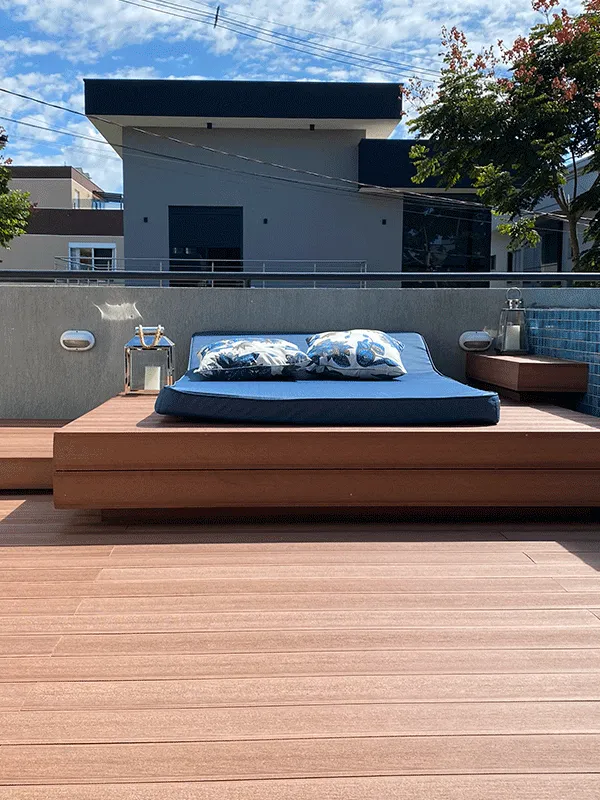 área externa com deck de madeira plastica imitando madeira