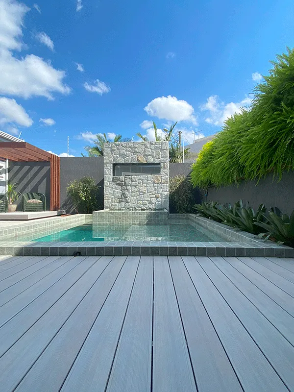 vantagens da madeira plástica cinza