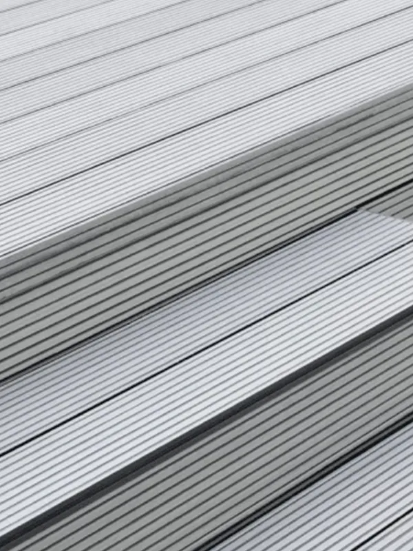 escada com madeira plástica