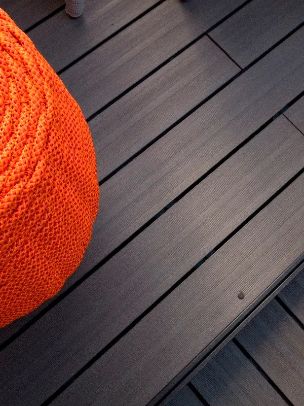 madeira plástica em destaque com um móvel de corda laranja