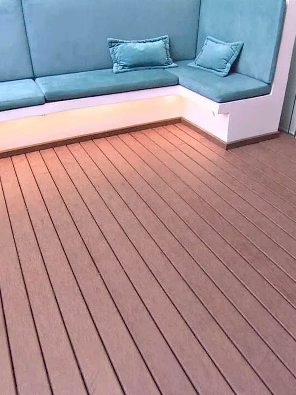 área de lazer com deck de madeira plástica