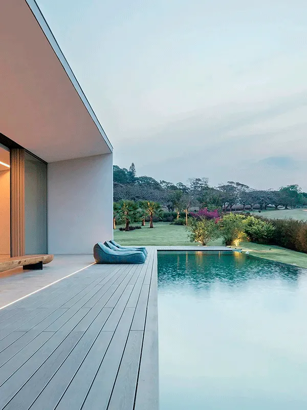 instalado em uma piscina com borda infinita