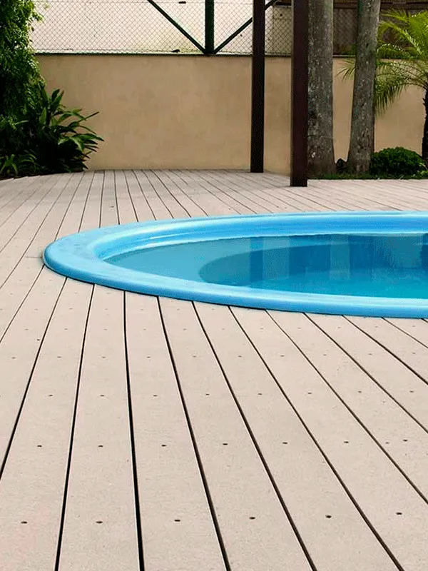 piscina de fibra com deck plástico