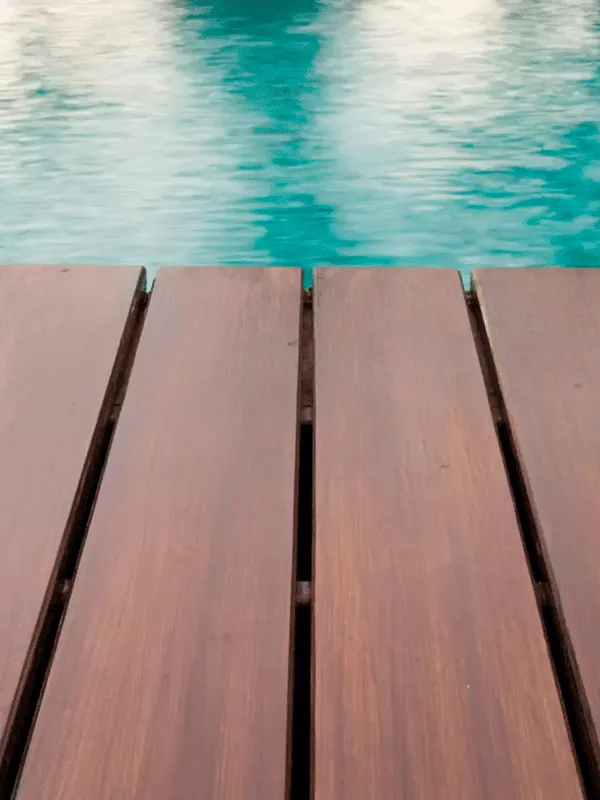 borda de piscina com deck plástico