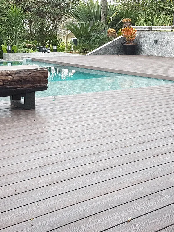 área de lazer com piscina e deck plástico