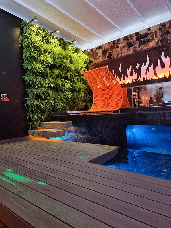 madeira plástico em combinação com piscina e jardim vertical