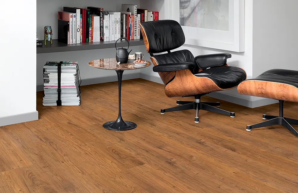 espaço home office com piso laminado e poltronas de couro