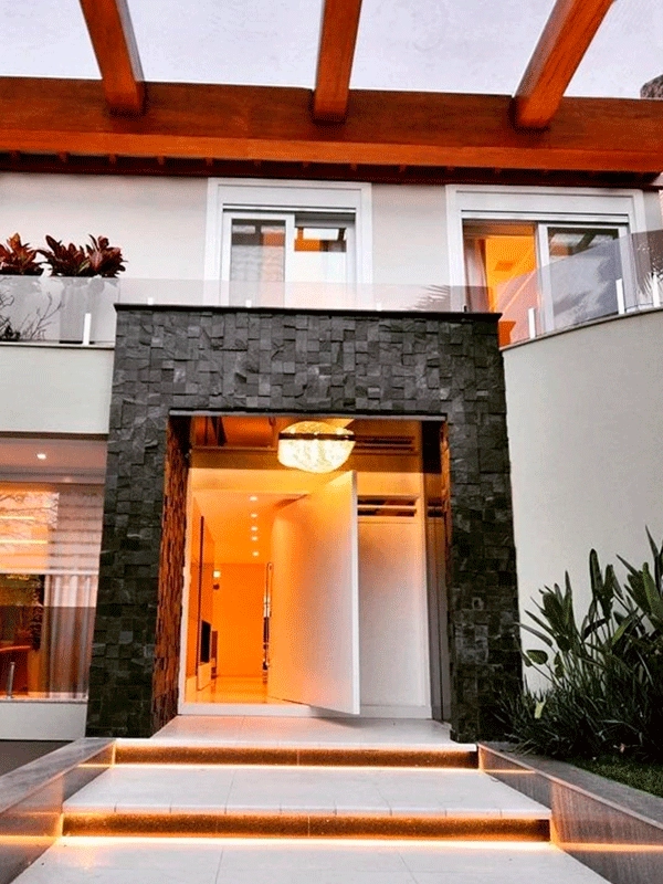 revestimento moderno na frente do pergolado de madeira 