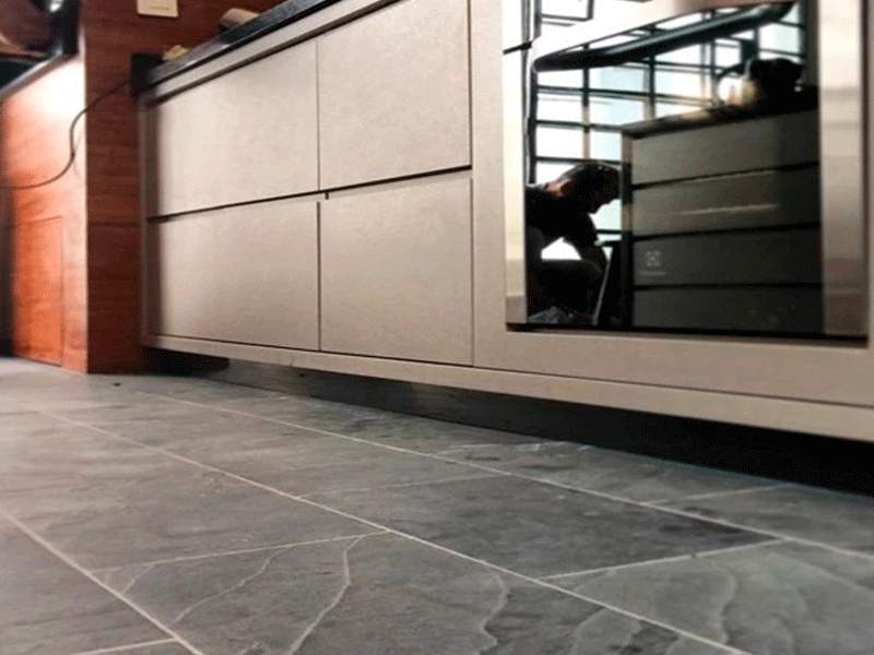 lajotas cinza na cozinha de pedra ardosia