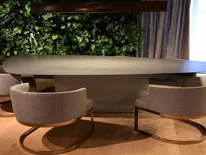 jardim de inverno com pedra ardosia na mesa