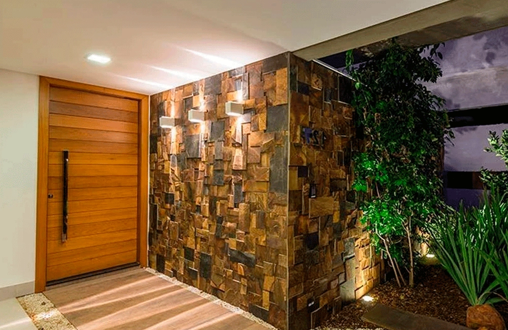 Fachada de casa contemporânea com pedra ferro e madeira + muro de