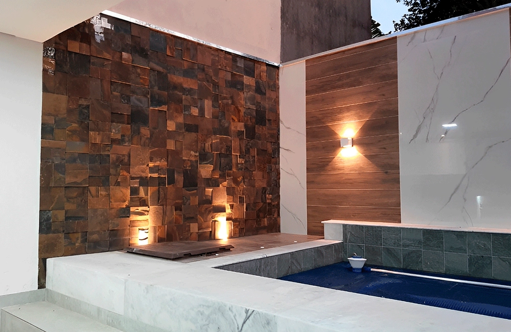 Revestimento para piscina com pedra ferro na parede da decoração