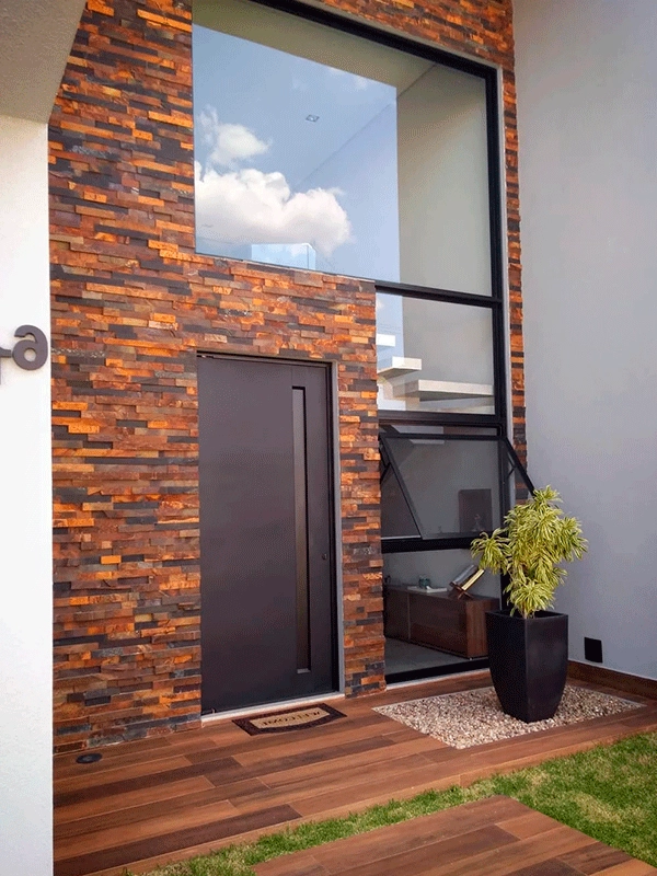 casa com porta preta, porta de ferro