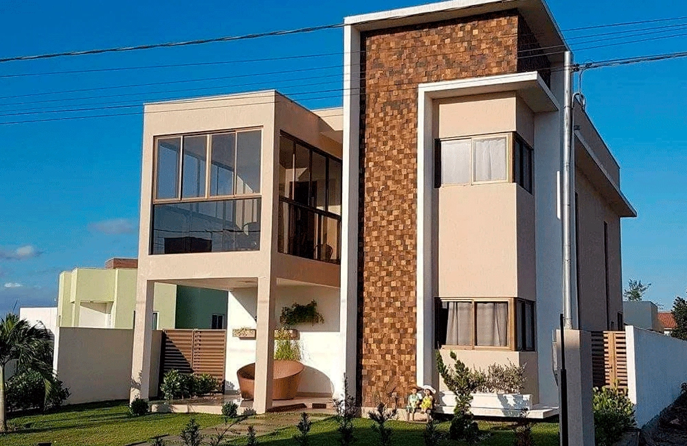 Fachada de casa contemporânea com pedra ferro e madeira + muro de