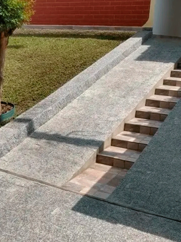 rampa com pedra miracema e escada
