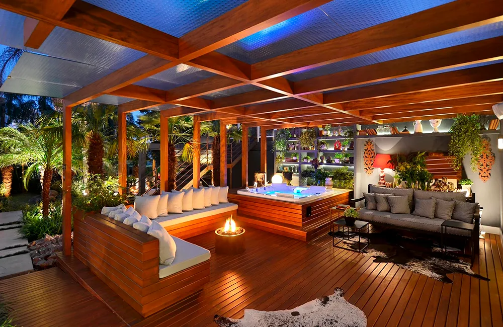 deck com pergolado bem iluminado