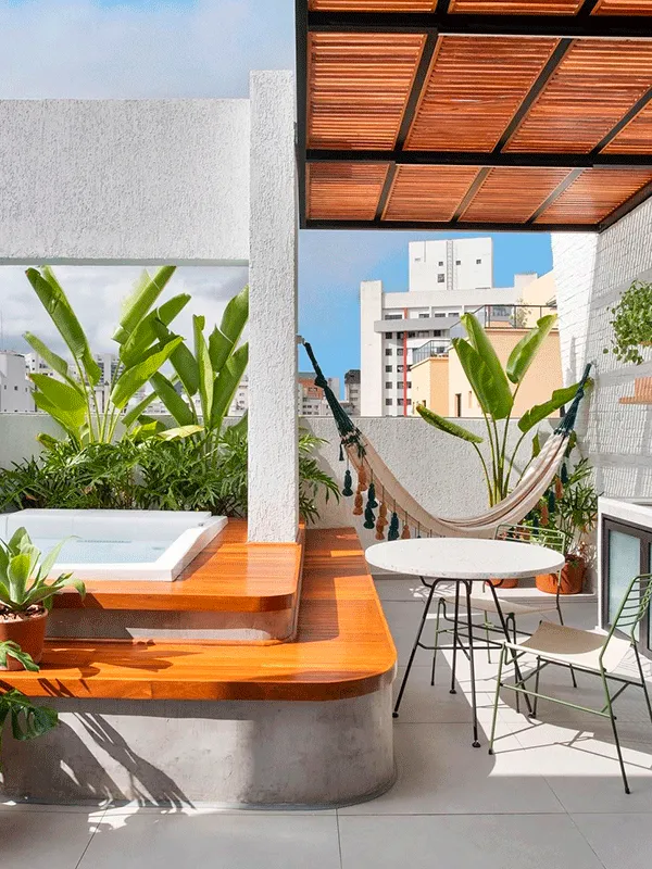 sacada com deck de madeira e banheira de hidromassagem