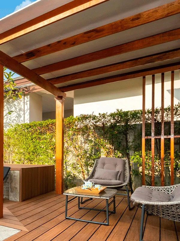gazebo de madeira com deck no revestimento do piso