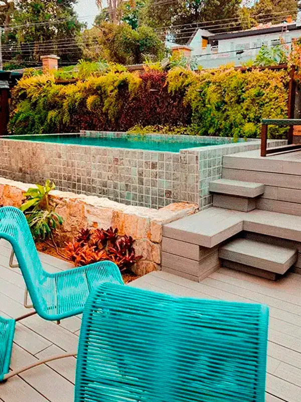 Piscina elevada com deck de madeira plástica