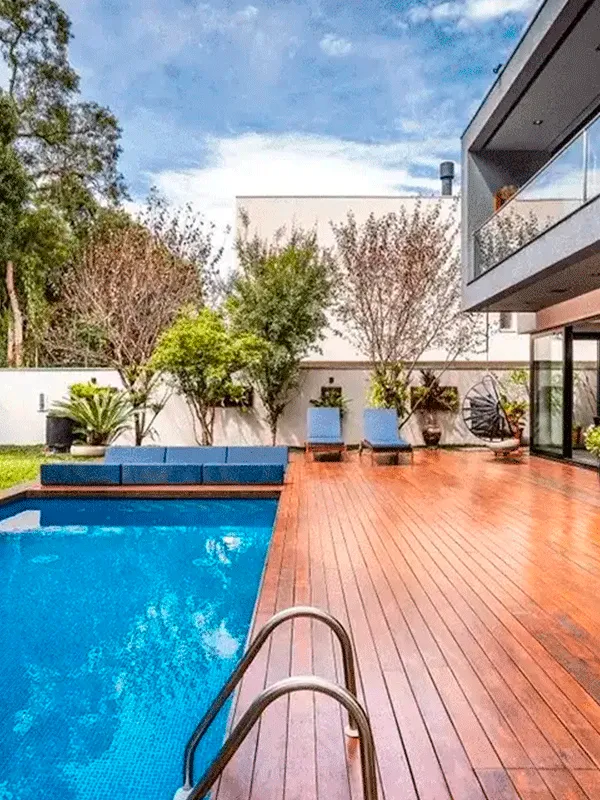 deck na área de lazer com piscina