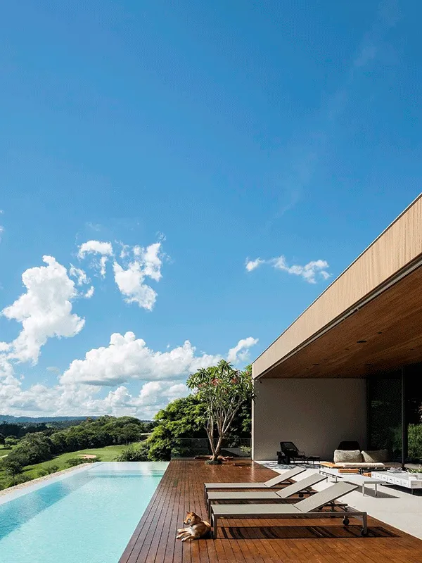 deck na área de piscina com borda infinita branca