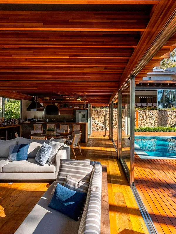 área de deck com pergolado de madeira