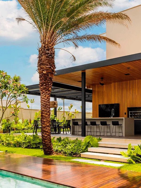 jardim com grama e deck
