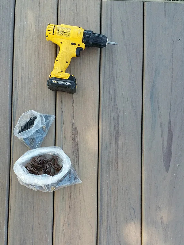 instalação da madeira plástica