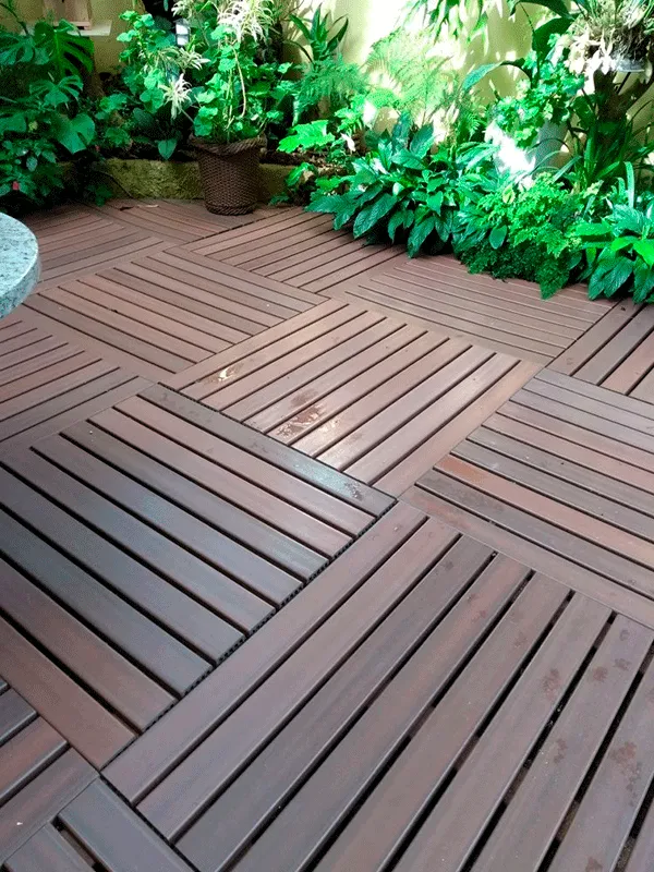 jardim com decks plástico