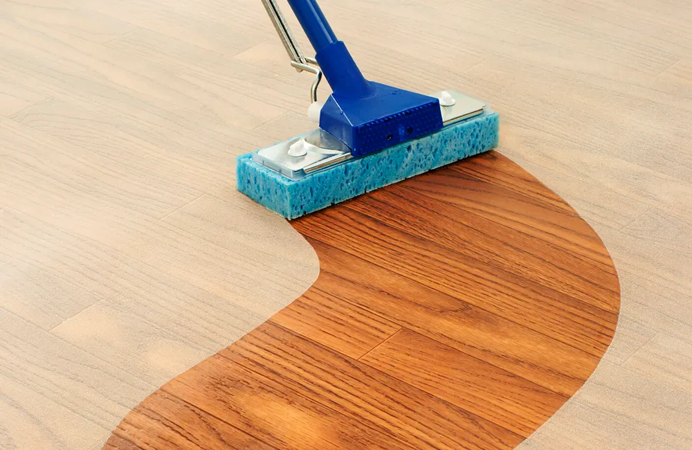 explicando um passo a passo de como limpar piso laminado