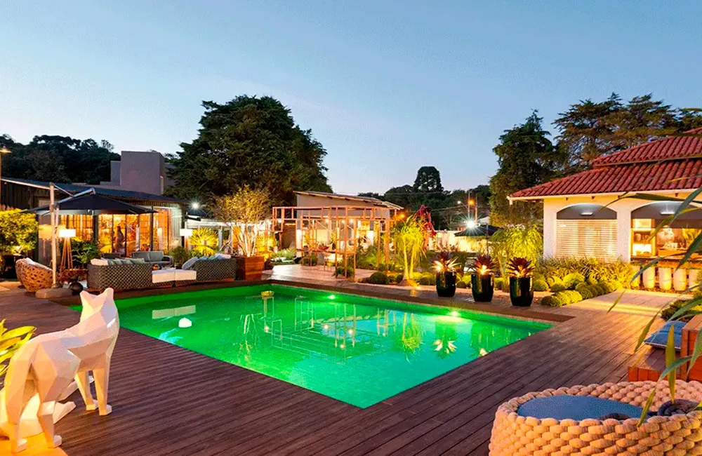 Piso de Madeira: Modelos, Cuidados e Vantagens +67 Fotos Incríveis 141 piso de madeira plástica na área de lazer com piscina