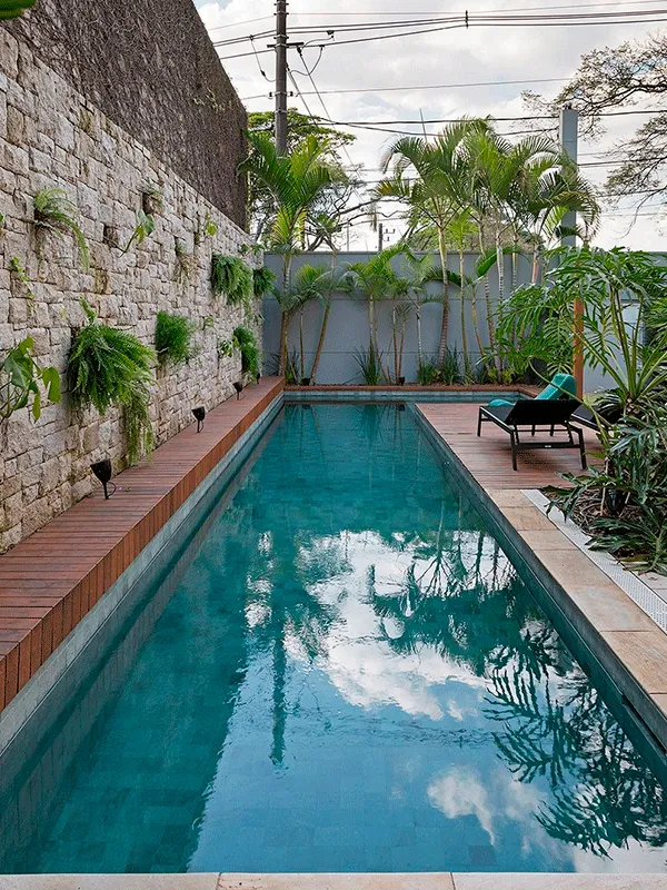 pedra madeira no paisagismo para piscina