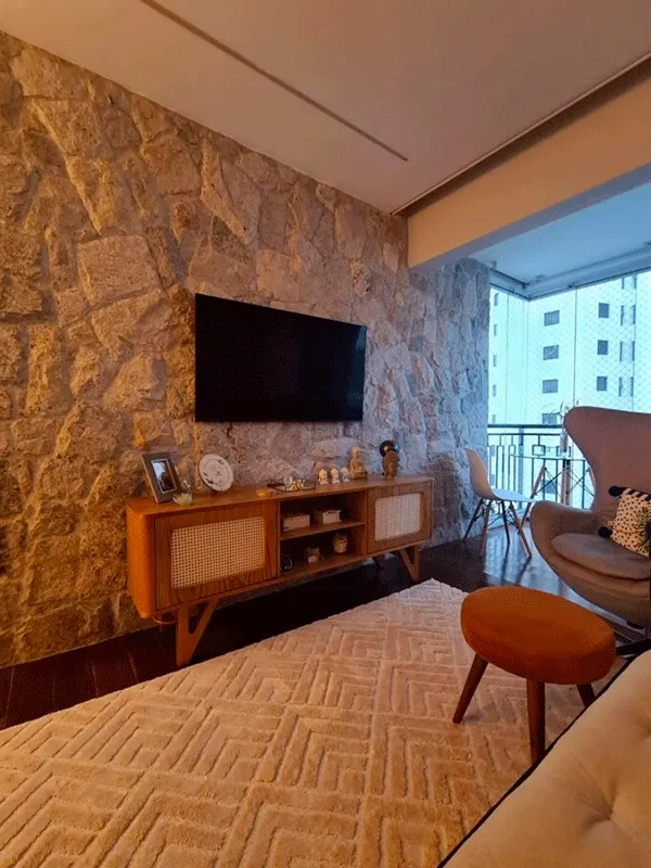pedra madeira dentro de casa no painel da tv