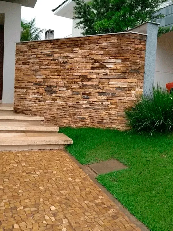 degraus com pedra portuguesa