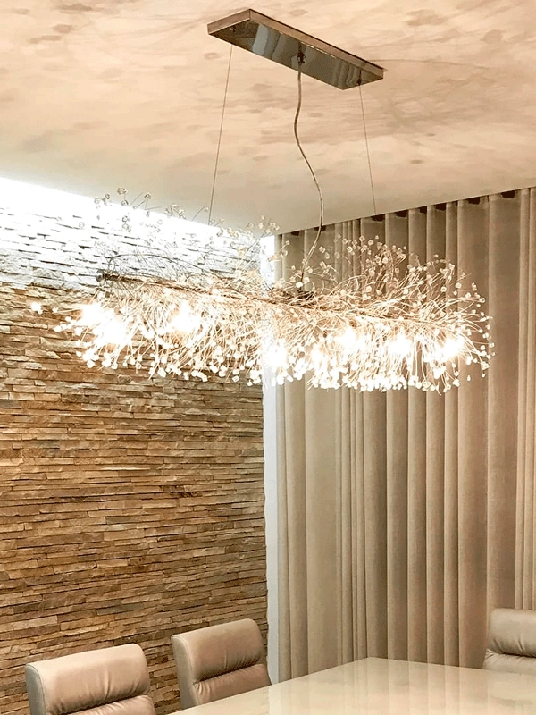 parede com pedra são tomé e lustre em destaque