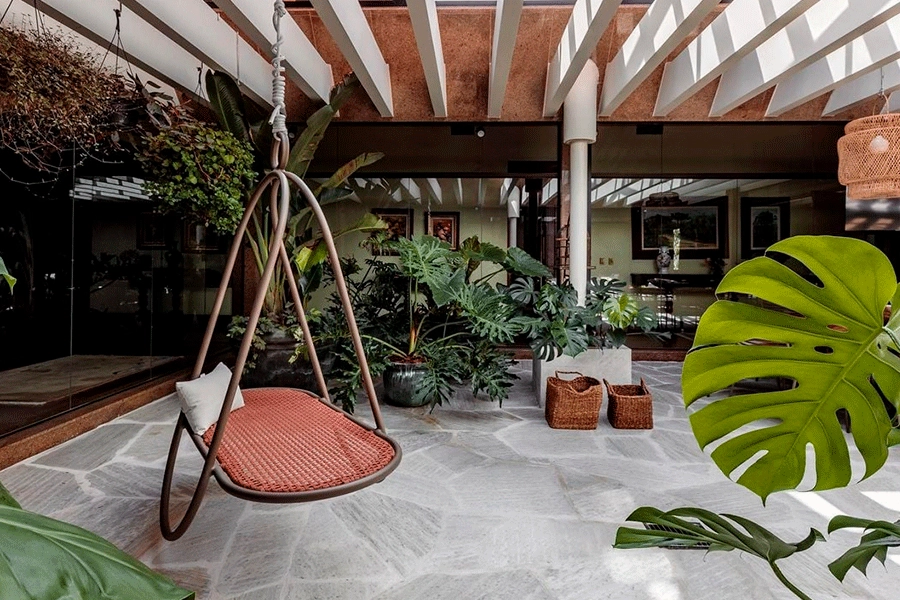 Piso externo com paisagismo de pergolado com balanço