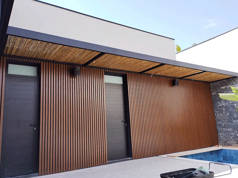 ambiente com painel ripado e mini pergolado