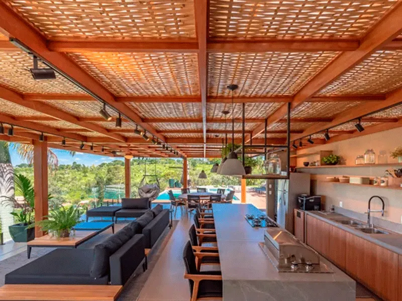 quintal com piscina na área gourmet com pergolado