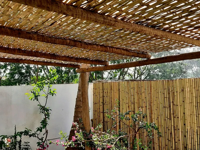 pergolado com bambu trançado