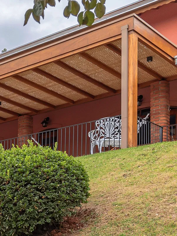 paisagem deixa o pergolado diferenciado em uma casa de campo com um gramado grande