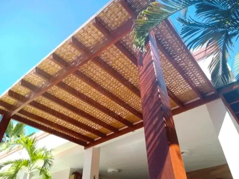 destacando sua estrutura de madeira com bambu