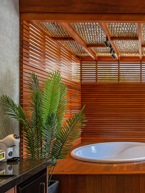 deck para hidro spa com pergolado de bambu