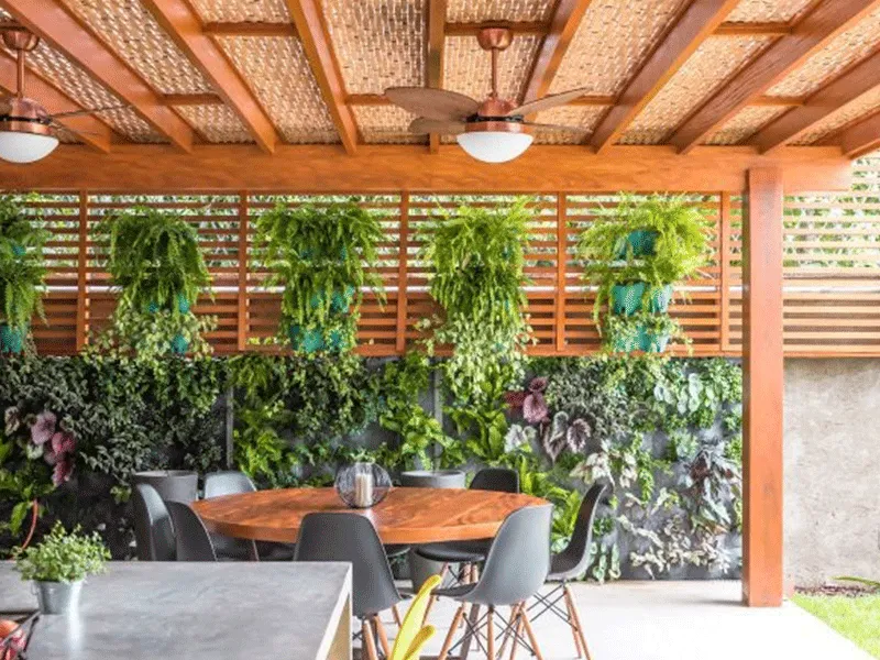 Pergolado simples com jardim vertical
