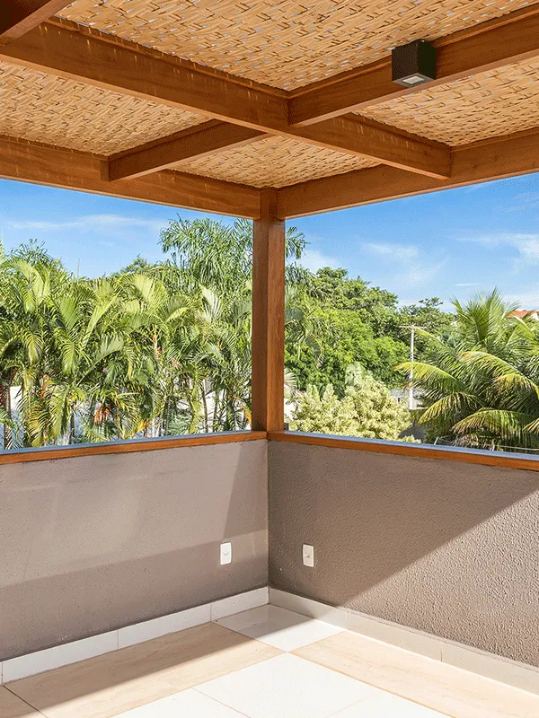 decoração da varanda com pergolado de madeira com forro de bambu