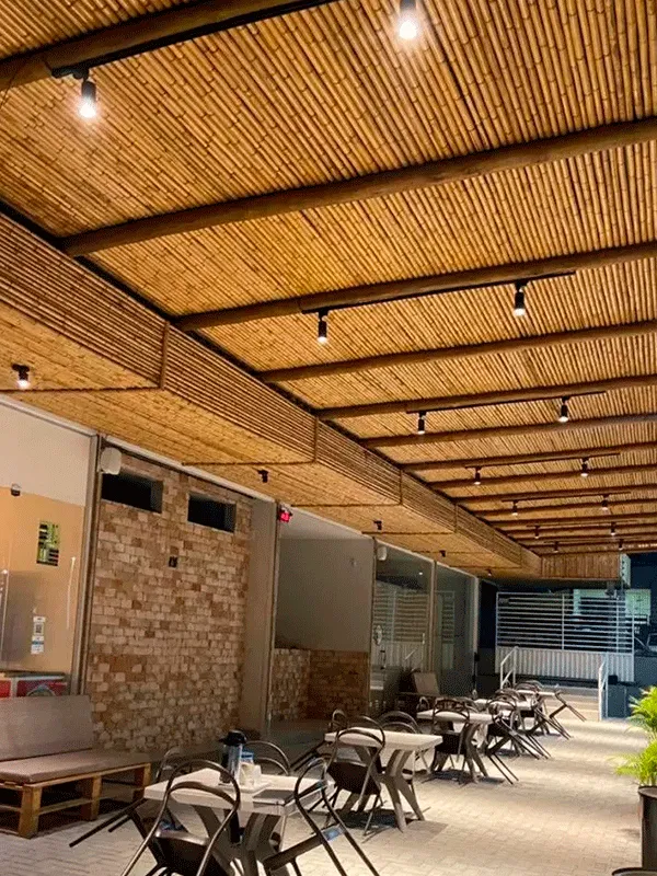 área gourmet com pergolado iluminado