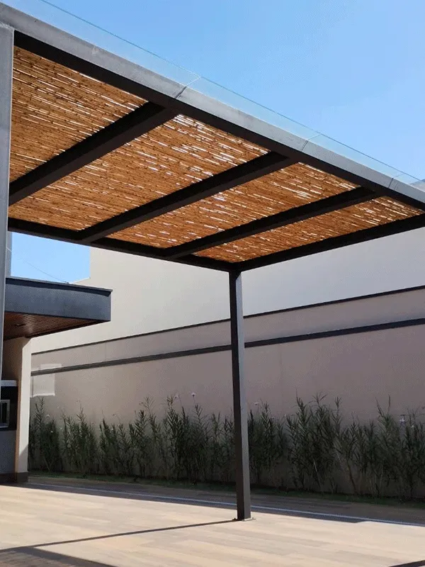 espaço externo com pequeno pergolado