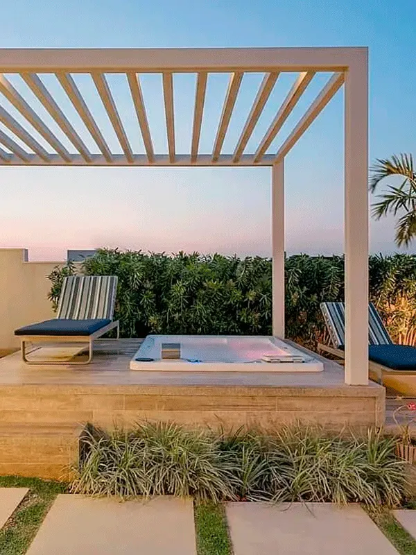 jardim com pergolado branco de madeira plástica